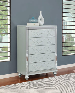 Cómoda de dormitorio Gunnison de 5 cajones en color plateado metalizado