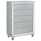Cómoda de dormitorio Gunnison de 5 cajones en color plateado metalizado