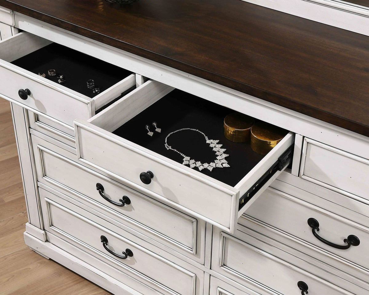 Juego de dormitorio Hillcrest Eastern King de 4 piezas en blanco desgastado