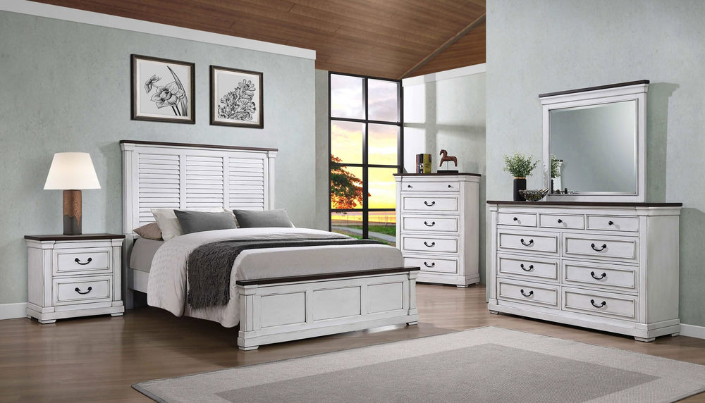 Cama Hillcrest Wood California King con paneles en blanco envejecido