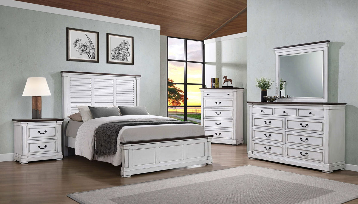 Cama Hillcrest Wood California King con paneles en blanco envejecido