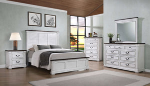 Cama Hillcrest Wood California King con paneles en blanco envejecido