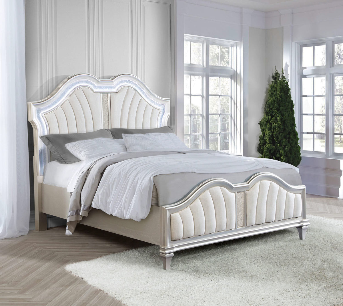 Cama Queen con paneles LED Evangeline Wood de roble plateado