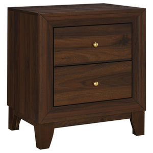 Juego de dormitorio Welsley de 4 piezas Eastern King en nogal