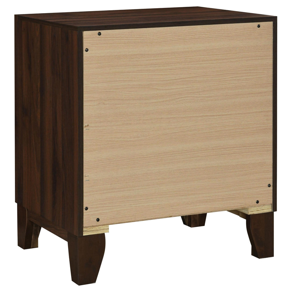 Juego de dormitorio Welsley de 4 piezas Eastern King en nogal