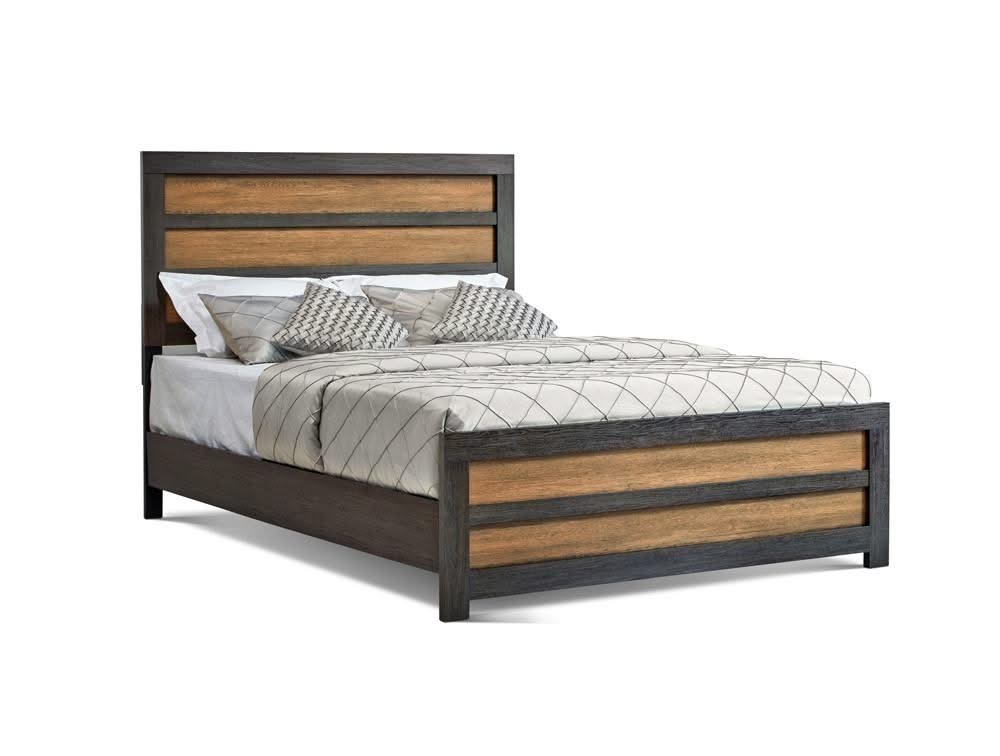 Cama Queen Dewcrest con paneles en tonos caramelo y regaliz