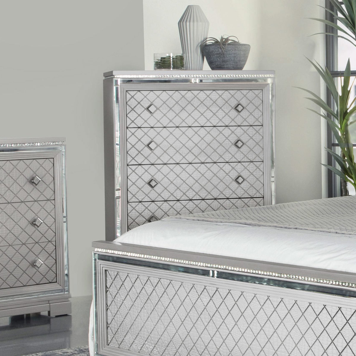 Cómoda de dormitorio Eleanor de 5 cajones en color Mercury metálico