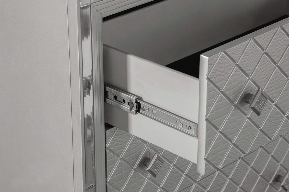 Cómoda de dormitorio Eleanor de 5 cajones en color Mercury metálico