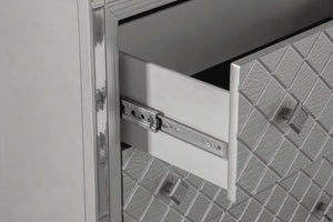 Cómoda de dormitorio Eleanor de 5 cajones en color Mercury metálico
