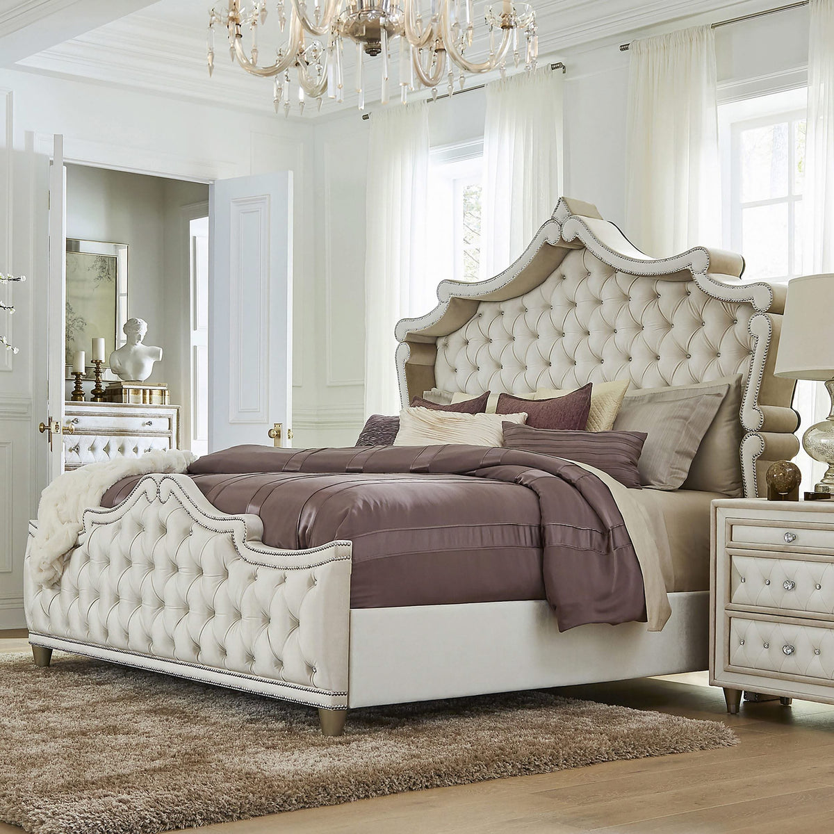 Cama tapizada Antonella con paneles estilo oriental King en color marfil y camello
