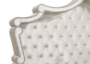 Cama tapizada Antonella con paneles estilo oriental King en color marfil y camello