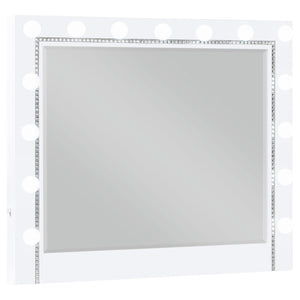 Juego de dormitorio Eleanor de 5 piezas Eastern King en blanco