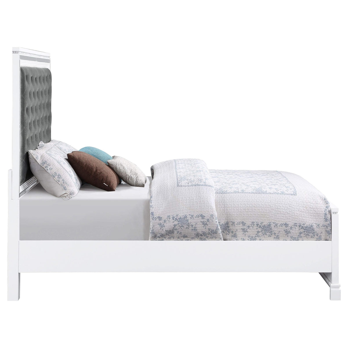 Cama California King Eleanor Wood con paneles en blanco