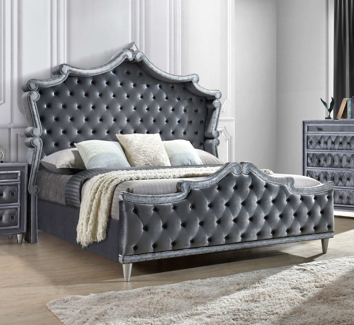 Cama tapizada Antonella California King con paneles en gris