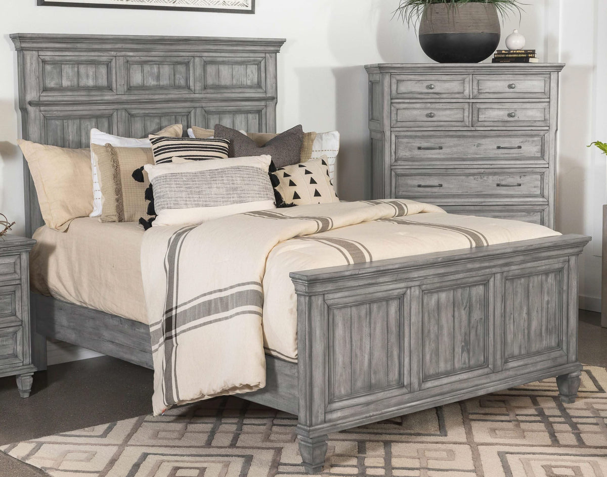 Cama con paneles Avenue Wood Eastern King, color gris desgastado