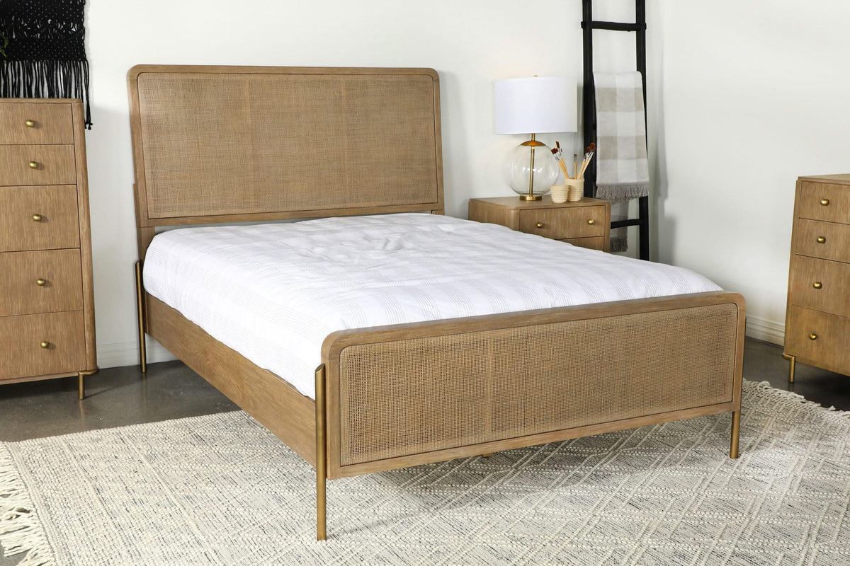 Cama Arini de ratán con paneles estilo oriental tamaño king, color arena y natural
