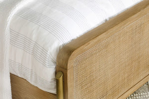 Cama Queen con paneles de ratán Arini, color arena y caña natural