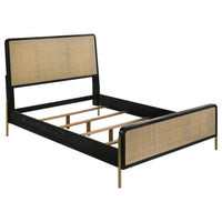 Cama Queen con paneles de ratán Arini en negro y natural