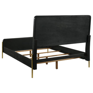 Cama Queen con paneles de ratán Arini en negro y natural