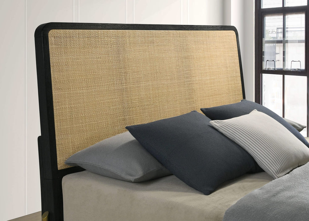 Cama Queen con paneles de ratán Arini en negro y natural