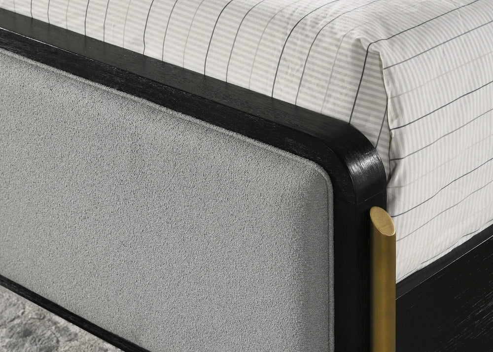 Cama Arini tapizada con paneles en color negro y gris