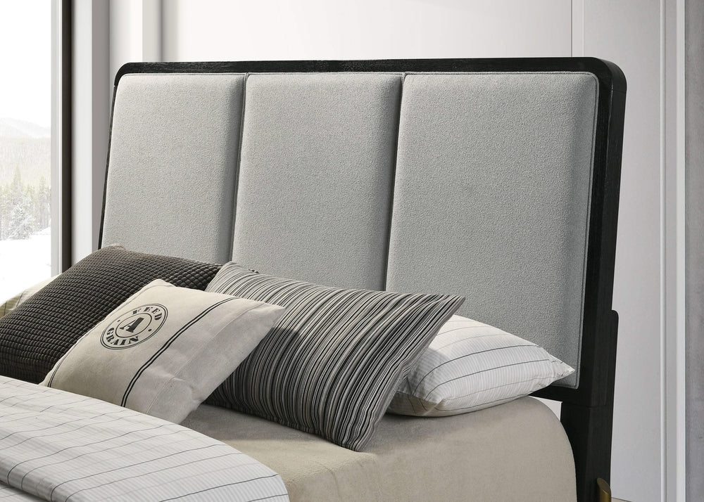 Cama Queen tapizada Arini con paneles en negro y gris