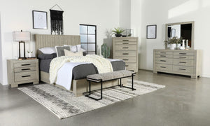 Cama de paneles rectangulares Channing de roble gris aserrado en bruto