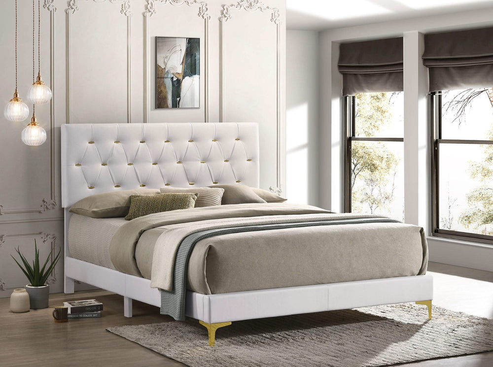 Cama King tapizada Kendall Eastern con paneles en blanco