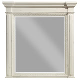 Juego de dormitorio Evelyn de 5 piezas Eastern King con iluminación en la cabecera, blanco antiguo
