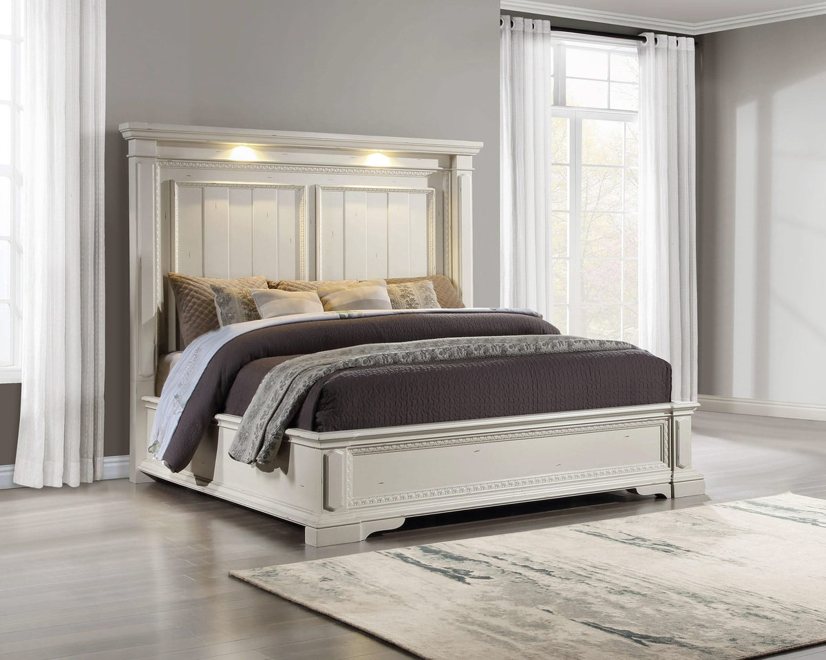 Cama Evelyn Eastern King con panel y cabecera iluminada en blanco antiguo