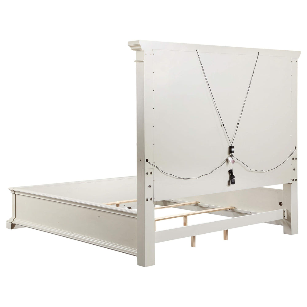 Cama Evelyn Eastern King con panel y cabecera iluminada en blanco antiguo