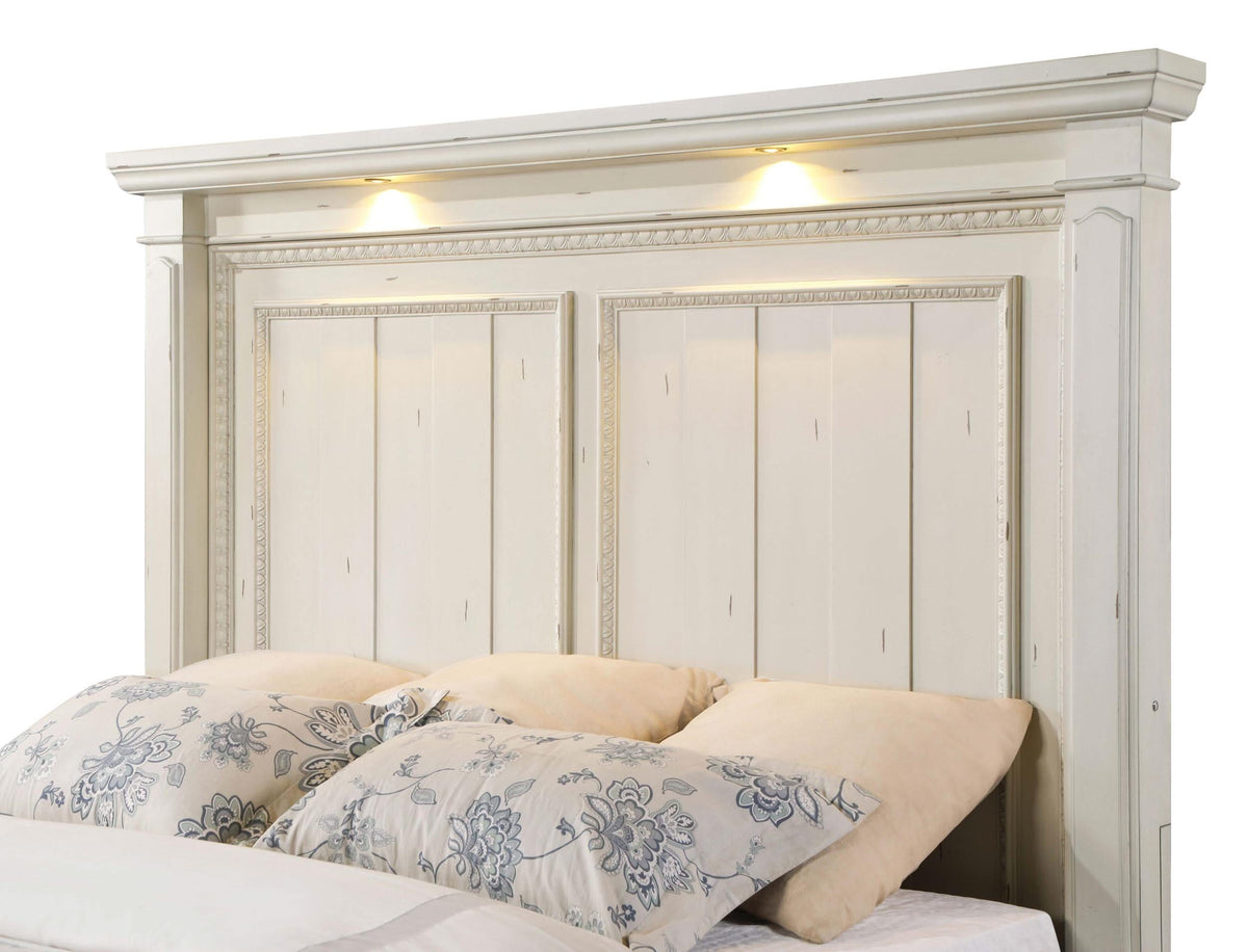 Cama Evelyn Eastern King con panel y cabecera iluminada en blanco antiguo