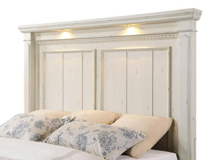 Cama Evelyn Eastern King con panel y cabecera iluminada en blanco antiguo