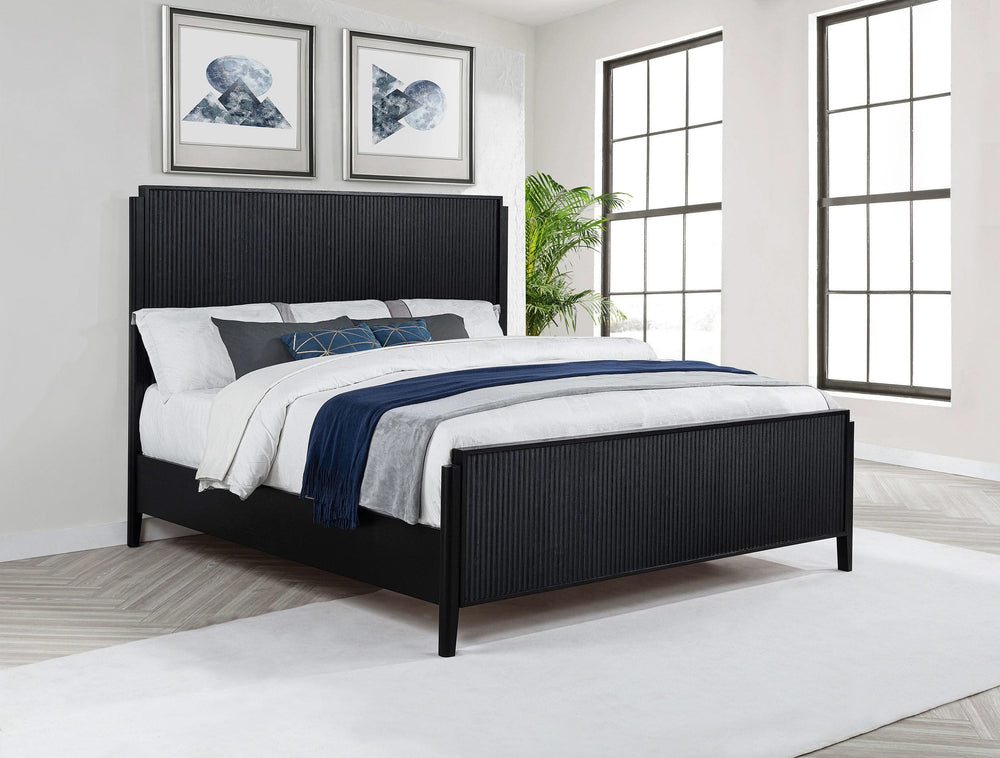 Cama California King con paneles Brookmead Wood, color negro