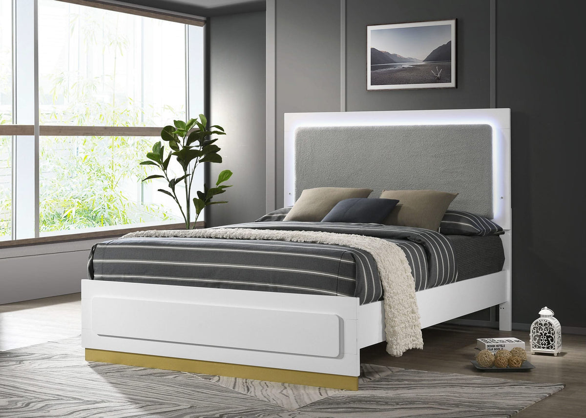 Cama con panel LED Eastern King de madera de alcaravea, color blanco