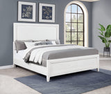 Cama Marielle Eastern King con paneles tapizados en blanco desgastado