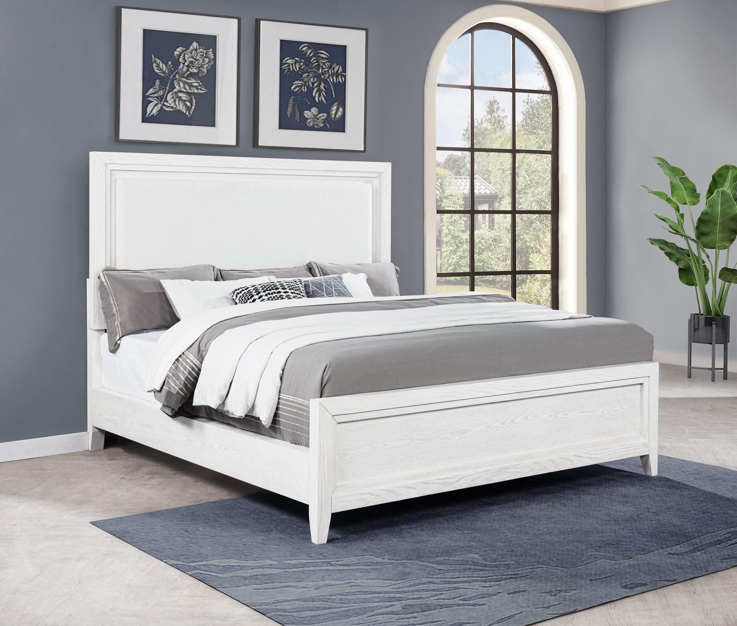 Cama Marielle Eastern King con paneles tapizados en blanco desgastado