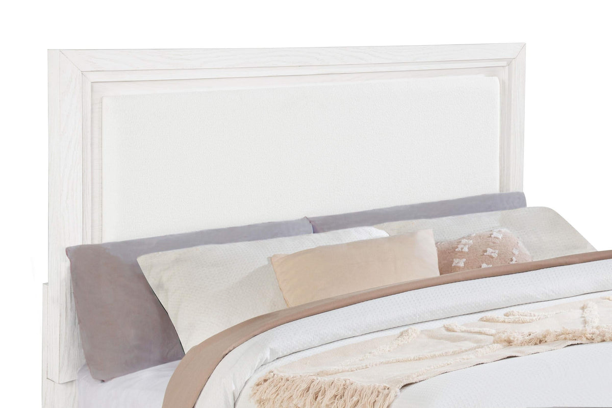 Cama tapizada Marielle California King con paneles en blanco desgastado