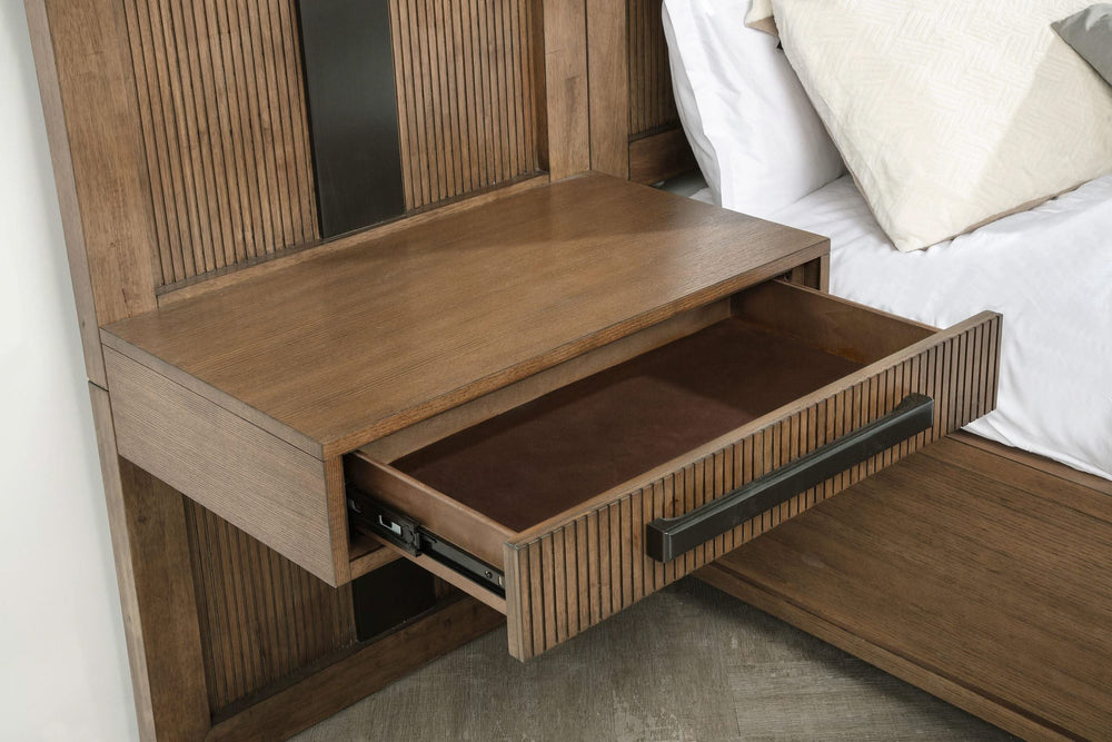 Cama con almacenamiento Terrace Eastern King con panel de pared, color marrón ceniza
