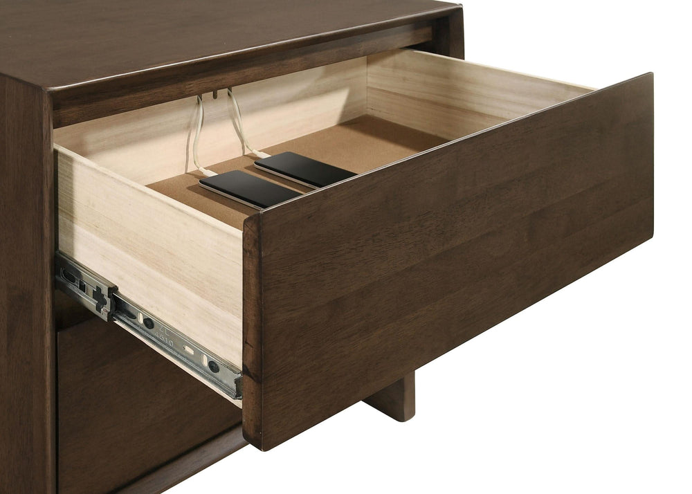 Juego de dormitorio Glenwood Eastern King de 4 piezas en marrón cálido