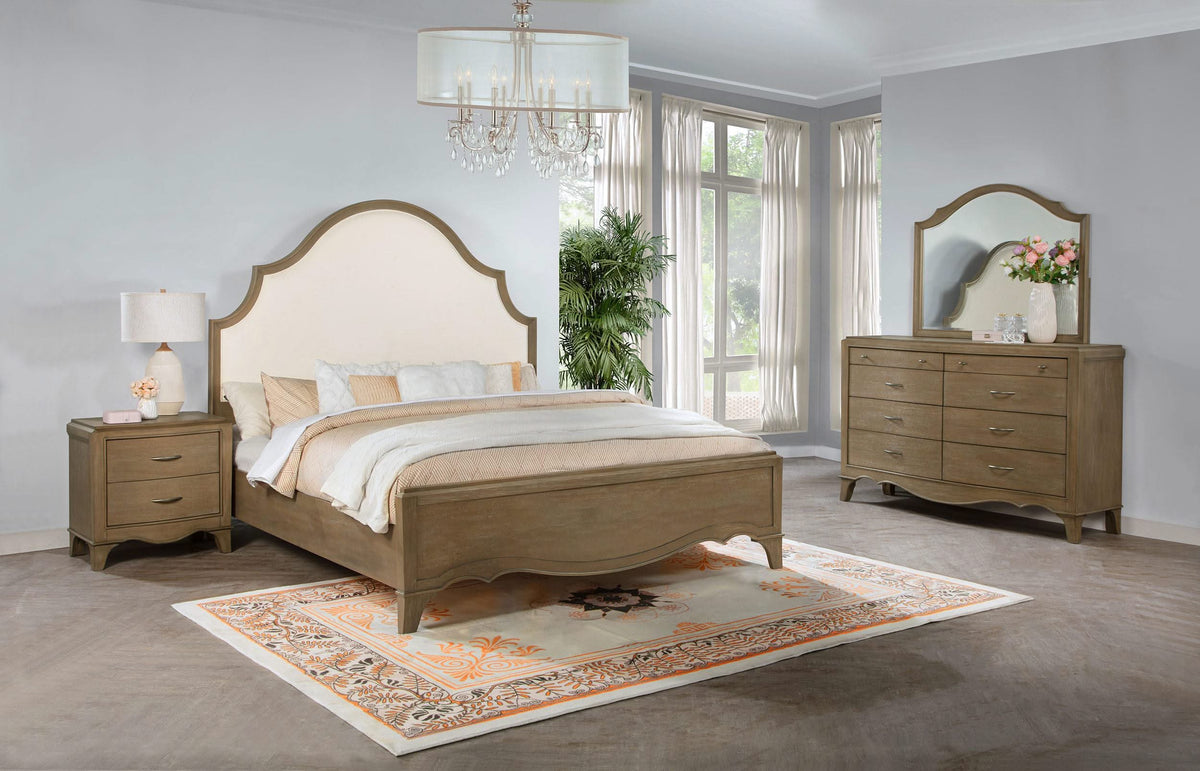 Juego de dormitorio Revello Eastern King de 4 piezas en color mango lavado