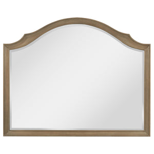 Juego de dormitorio Revello Eastern King de 4 piezas en color mango lavado