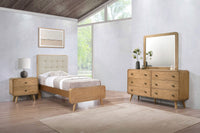 Juego de dormitorio Robyn de 4 piezas en color ceniza claro