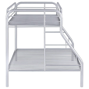 Litera Morgan de metal, tamaño individual sobre cama matrimonial, color plata