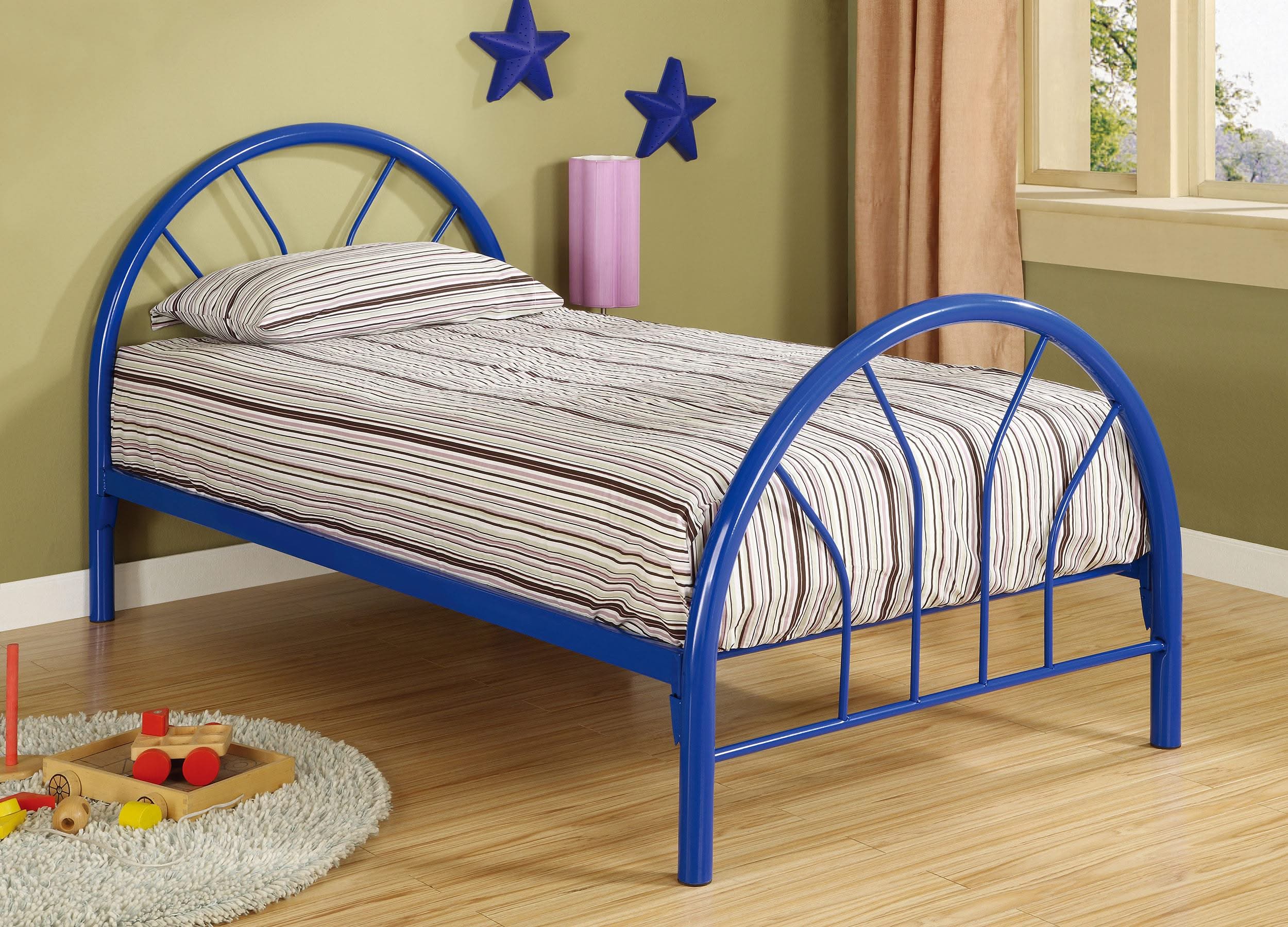 Cama doble de metal Marjorie con estructura abierta, color azul