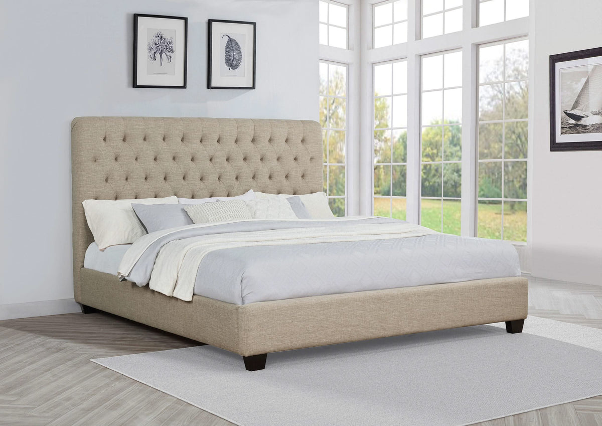 Cama King tapizada Chloe con paneles en color avena