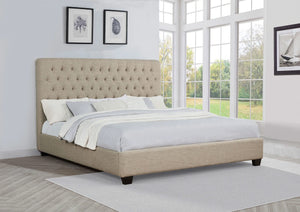 Cama King tapizada Chloe con paneles en color avena