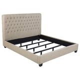 Cama King tapizada Chloe con paneles en color avena