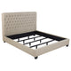 Cama King tapizada Chloe con paneles en color avena