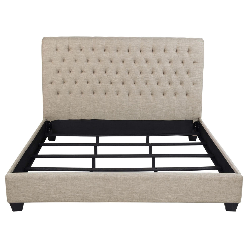 Cama King tapizada Chloe con paneles en color avena